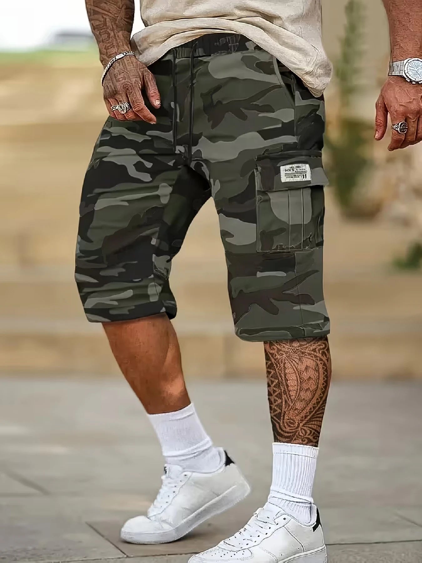 Short décontracté cargo pour homme — Imprimé all-over, tissu tissé non extensible. Dispose d'une double taille élastique et d'un cordon de serrage ; Un