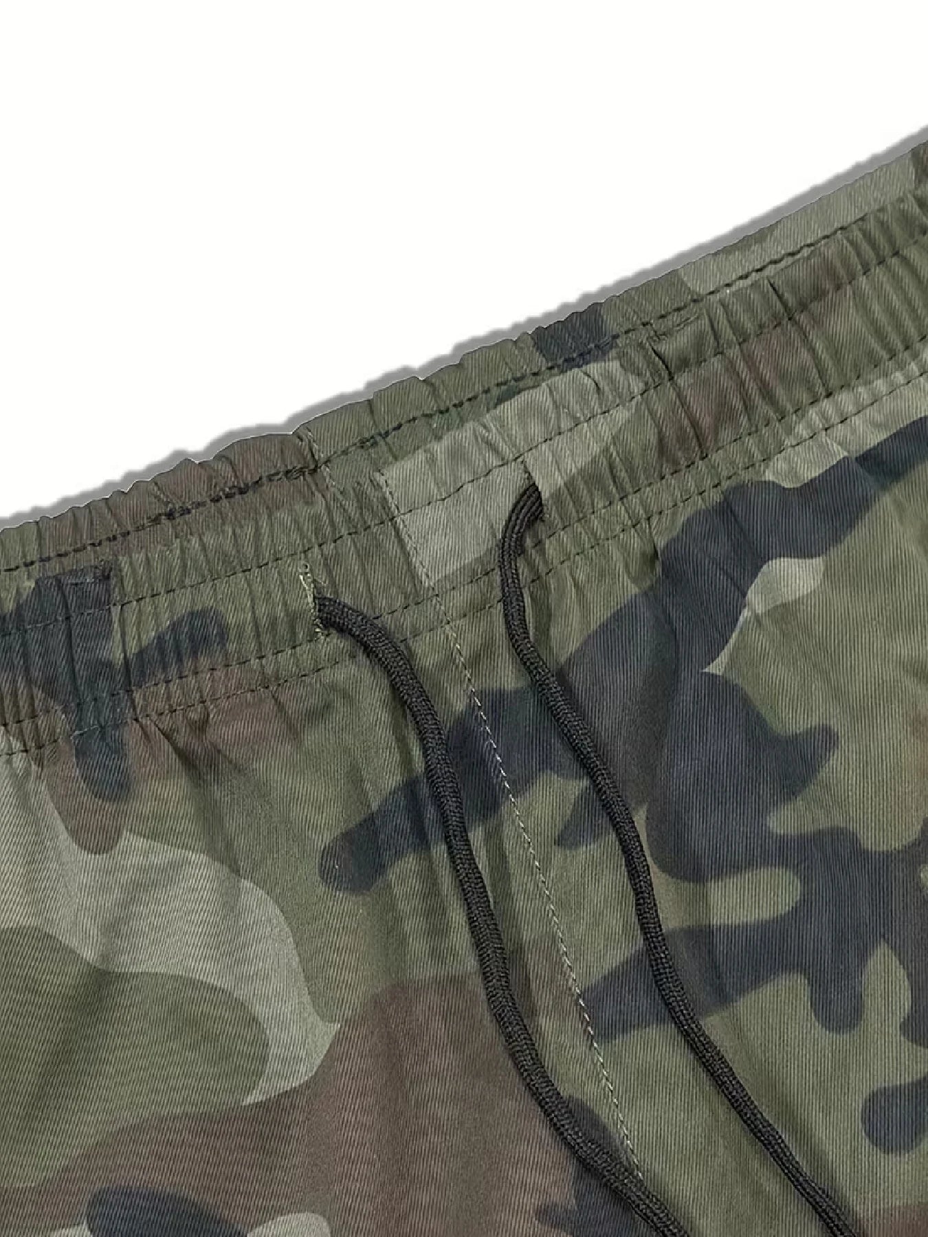 Herren Casual Cargo-Shorts — Allover-Print, nicht dehnbarer Webstoff. Verfügen über einen doppelten elastischen Bund und ein Kordelzug-Design; A