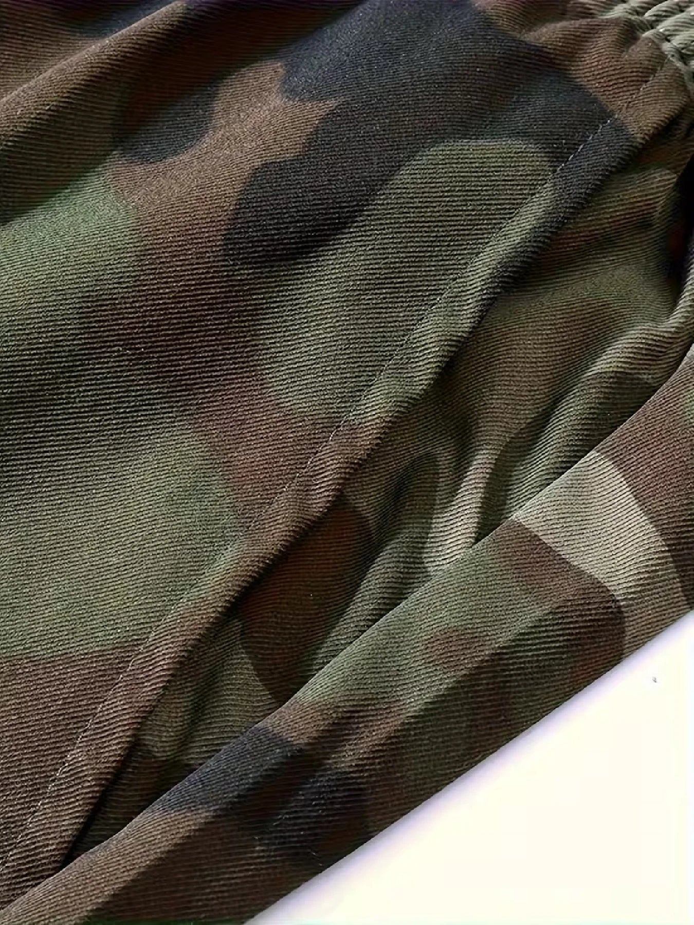 Herren Casual Cargo-Shorts — Allover-Print, nicht dehnbarer Webstoff. Verfügen über einen doppelten elastischen Bund und ein Kordelzug-Design; A