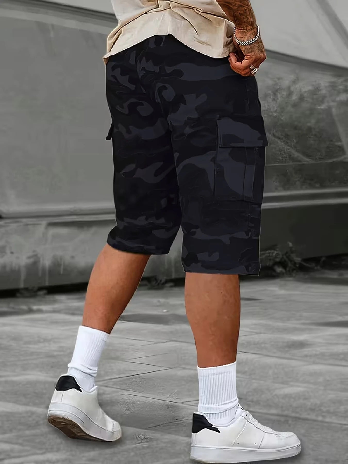 Herren Casual Cargo-Shorts — Allover-Print, nicht dehnbarer Webstoff. Verfügen über einen doppelten elastischen Bund und ein Kordelzug-Design; A