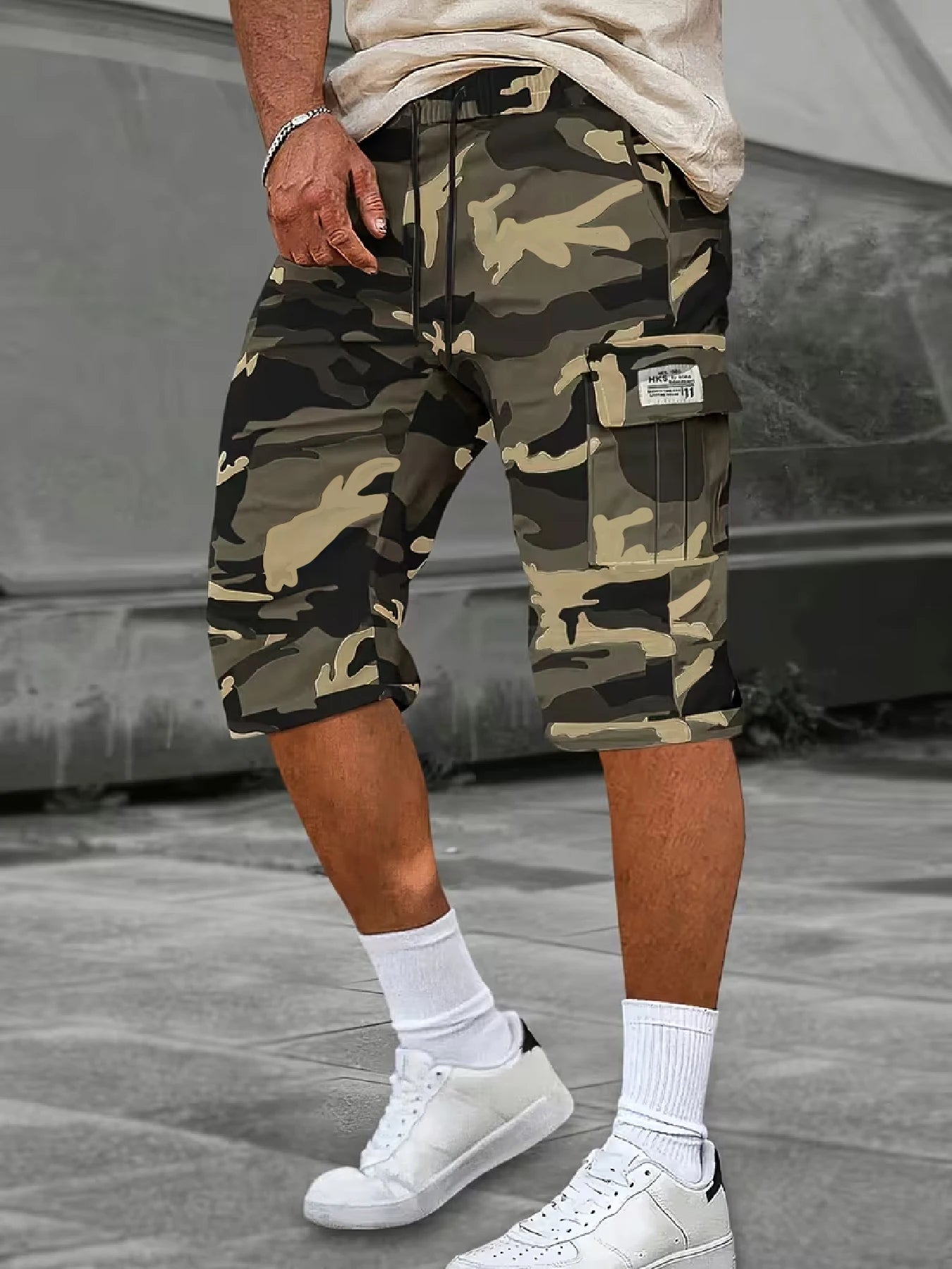 Herren Casual Cargo-Shorts — Allover-Print, nicht dehnbarer Webstoff. Verfügen über einen doppelten elastischen Bund und ein Kordelzug-Design; A